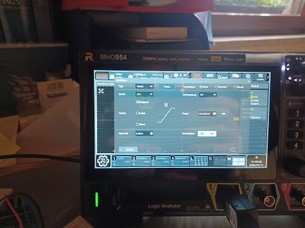 Abfotografiertes digitales Oszilloskop mit Wellenform