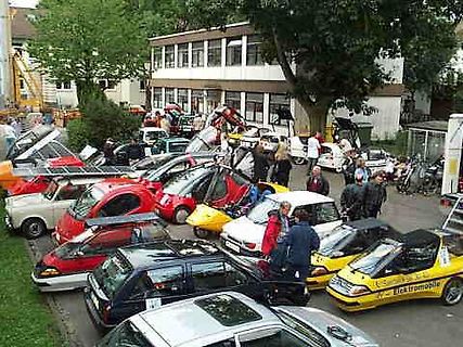 Autounfall auf Parkplatz mit vielen beschädigten Fahrzeugen