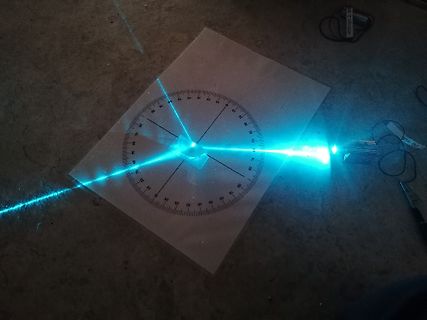 Versuchsaufbau mit Laserstrahl und Gradmesser