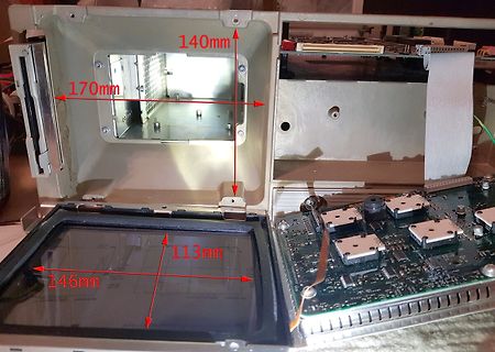 Geöffnetes elektronisches Gerät mit Maßangaben