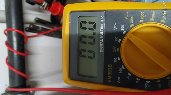 Digitalmultimeter zeigt Messwert 00.0