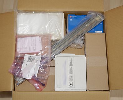 Inhalt eines Versandkartons mit Verpackungsmaterial
