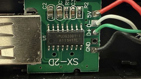 Nahaufnahme einer Leiterplatte mit USB-Anschluss und IC