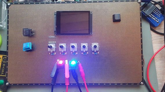 Aufbau auf Lochrasterplatine mit Display, Tasten und LEDs