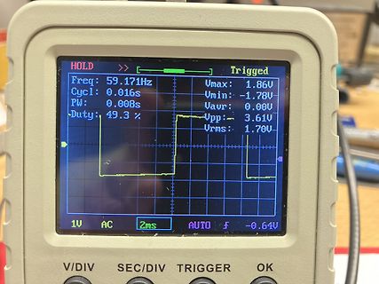 Display eines Oszilloskops mit Rechtecksignal