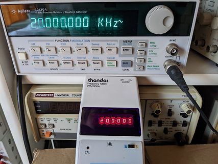 Agilent Funktionsgenerator und Advantest Frequenzmesser