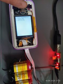 Offenes elektronisches Gerät mit Display und Batterien