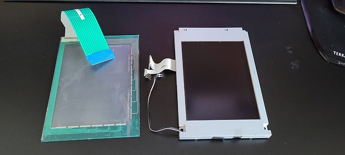 Zwei LCD-Displays mit Flachbandkabeln