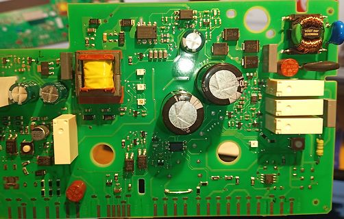Bestückte grüne Leiterplatte mit elektronischen Bauteilen