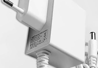 Netzteil mit Stecker und Typenschild