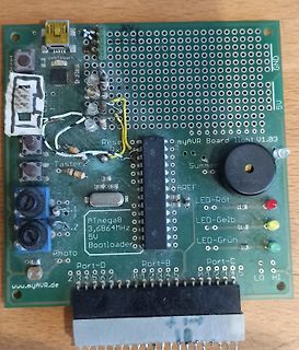 Bestückte grüne Leiterplatte mit ATmega8 Mikrocontroller