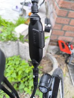 Schwarzes Kabel mit Anschlussstück und Fahrradkomponente