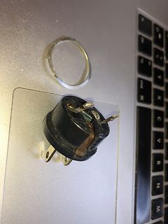 Defekter Netzstecker auf Laptop-Tastatur