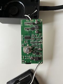Grüne Leiterplatte mit elektronischen Bauteilen