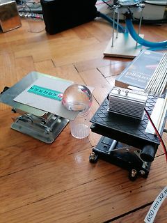 Optischer Versuchsaufbau mit Linse und Platine