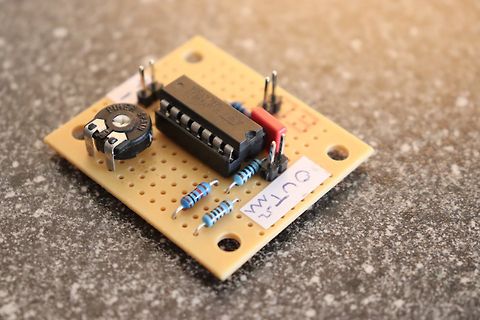 Selbstgelötete Platine mit IC, Potentiometer und Widerständen
