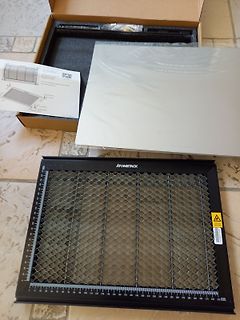 Ausgepacktes Zubehör eines Lasergravierers