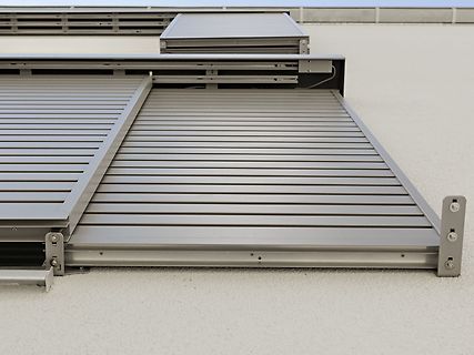 Metallische Außenjalousie an einer Hauswand