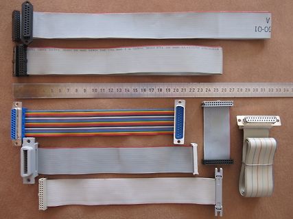 Verschiedene Flachbandkabel und Stecker