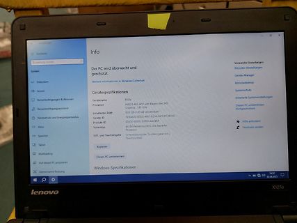 Foto eines Laptops mit Windows-Systeminformationen