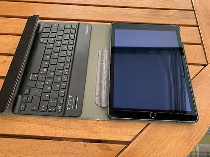 Tablet mit Tastaturhülle auf Holztisch