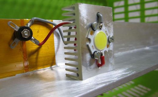 LED-Chip auf Kühlkörper mit Verkabelung