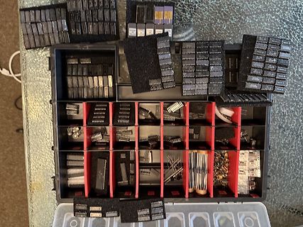 Sortiment an integrierten Schaltkreisen in einer Kunststoffbox