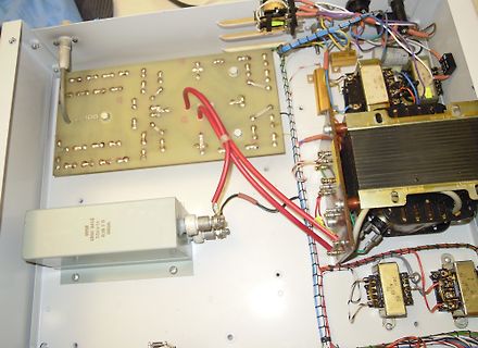 Innenansicht eines elektronischen Geräts mit Transformator und Platine