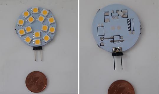 Vorder- und Rückseite einer LED-Platine mit 2-Cent-Münze