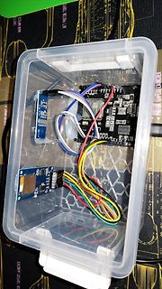 Elektronik-Aufbau in einer Kunststoffbox mit Mikrocontroller und Sensoren