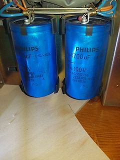 Zwei blaue Philips Elektrolytkondensatoren