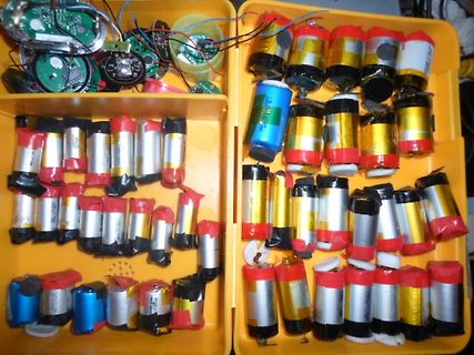 Sortierte Elektrolytkondensatoren und Leiterplatten in einer Kunststoffbox