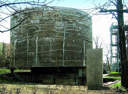 Großer Betonzylinder im Freien