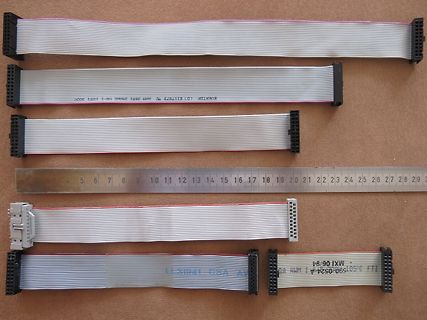 verschiedene Flachbandkabel und ein Lineal