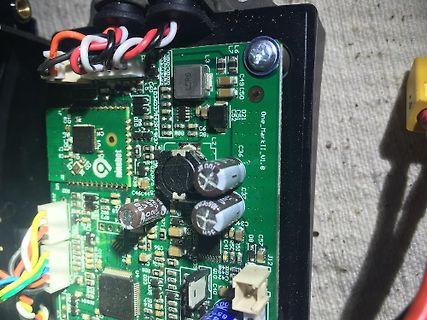 Nahaufnahme einer bestückten Leiterplatte mit Elektrolytkondensatoren