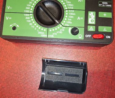 Multimeter und Batteriefachdeckel