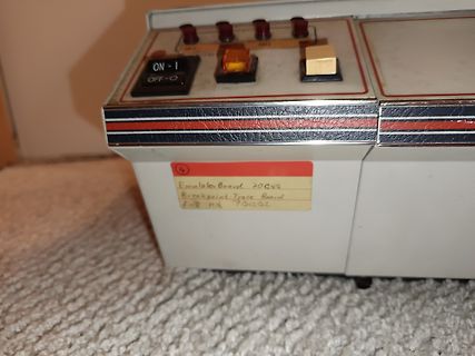 Nahaufnahme eines Retro-Elektronikgeräts mit Beschriftung