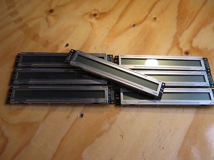 Mehrere LCD-Module auf Holzuntergrund