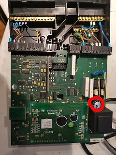 Leiterplatte eines elektronischen Geräts mit Anschlussklemmen