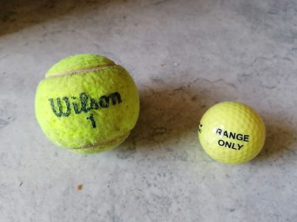 Tennisbälle auf Tischoberfläche