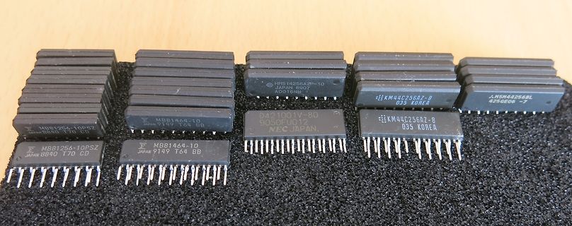 Diverse integrierte Schaltkreise auf Schaumstoff