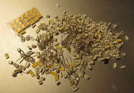 Haufen kleiner SMD-Bauteile und LEDs