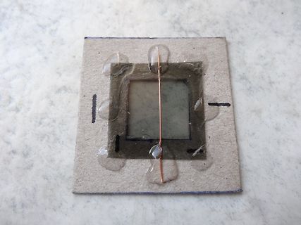 Experimenteller Aufbau mit Draht auf Trägerplatte