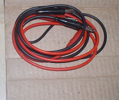 Rot-schwarze Kabel mit Krokodilklemmen