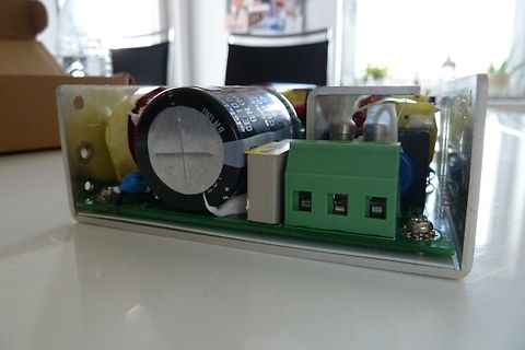 Innenansicht eines Netzteils mit Elektrolytkondensatoren