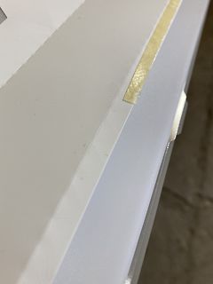 Nahaufnahme einer weißen Oberfläche mit Klebestreifen