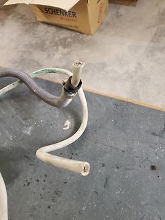 Abgeschnittenes Kabel mit Metallschutzschlauch