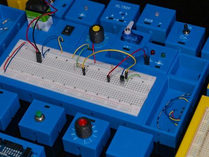 Elektronik-Experimentierfeld mit Breadboard und Modulen