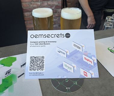 Werbebroschüre von oemsecrets auf einem Tisch mit Biergläsern