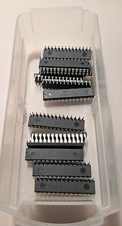 In einer Kunststoffbox liegende DIP-Integrierte-Schaltkreise
